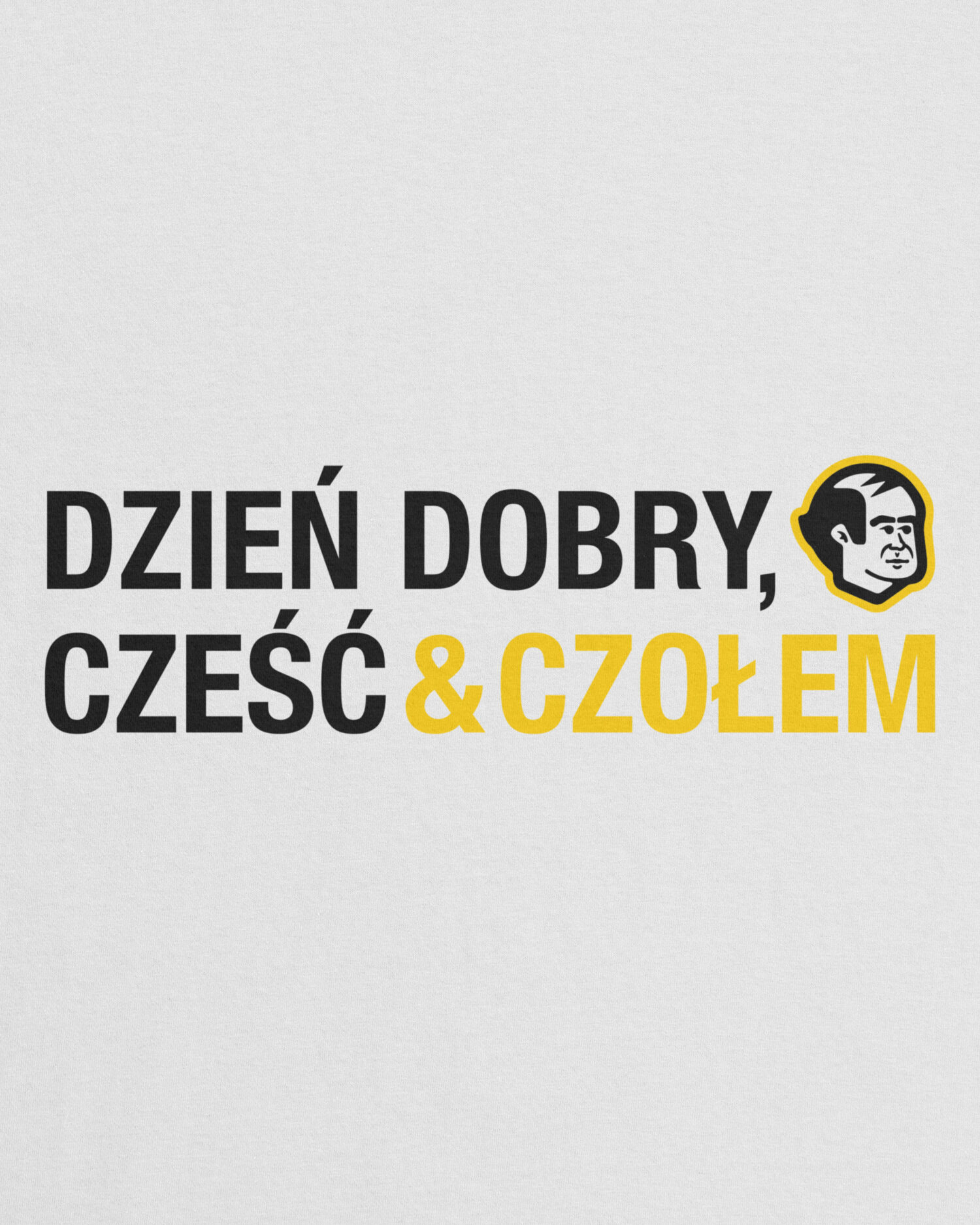 Biała koszulka marki Dziedzic Pruski z humorystycznym cytatem filmowym Dzień Dobry, Cześć i Czołem zbliżenie na detal