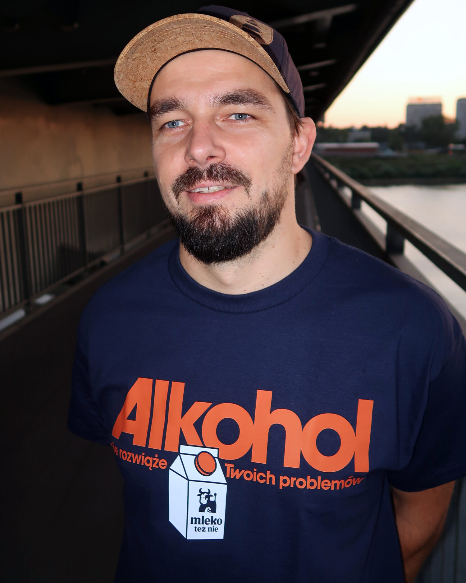 Granatowa koszulka marki Dziedzic Pruski ze śmiesznym hasłem Alkohol Nie Rozwiąże Twoich Problemów, Mleko Też Nie
