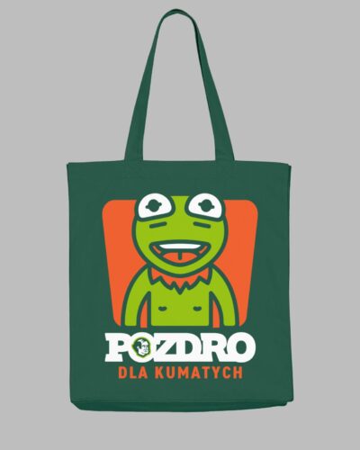 Ciemnozielona bawełniana torba typu tote bag marki Dziedzic Pruski z autorskim hasłem POZDRO DLA KUMATYCH oraz zabawną grafiką przedstawiającą żabę Kermita.