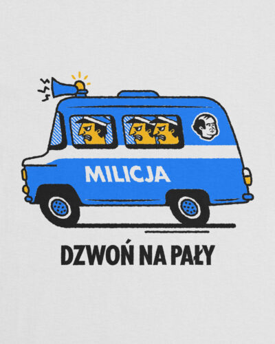 Biała koszulka bawełniana marki Dziedzic Pruski z charakterystycznym autorskim graficznym nadrukiem i hasłem MILICJA - Dzwoń Na Pały.