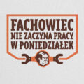Biała bawełniana koszulka marki Dziedzic Pruski, która w charakterystyczny graficzny sposób wyraża przysłowie o fachowcach.