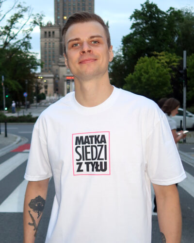 Biała koszulka bawełniana marki Dziedzic Pruski z charakterystycznym autorskim graficznym nadrukiem i hasłem Matka Siedzi Z Tyłu.