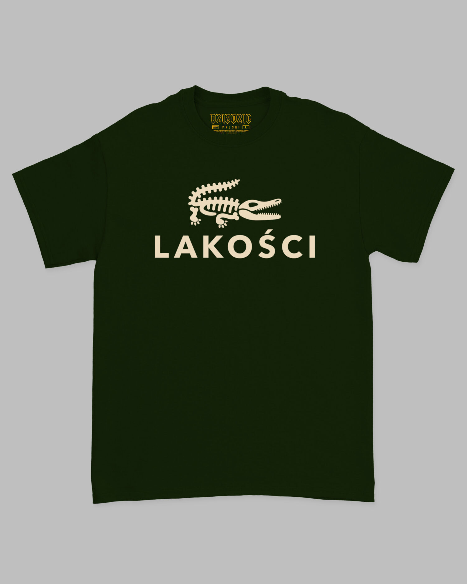 Ciemnozielona koszulka marki Dziedzic Pruski z charakterystycznym autorskim nadrukiem o treści LAKOŚCI i rysunkiem krokodyla tudzież aligatora będacym graficzny nawiązaniem i parodią tenisowych koszulek marki Lacoste.