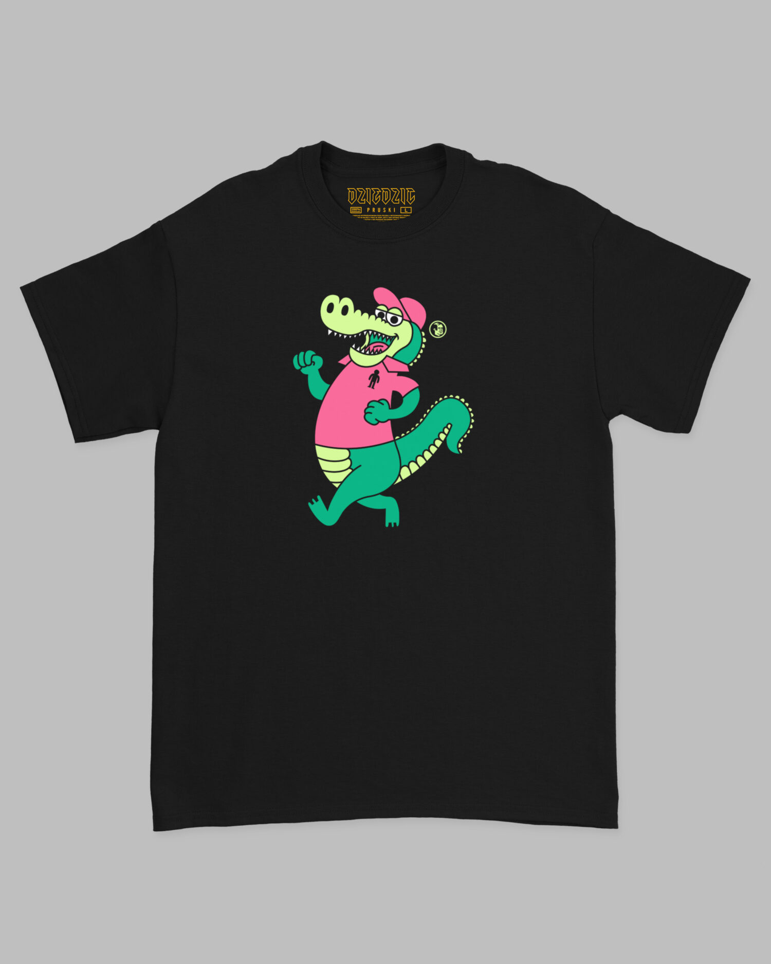 Czarna koszulka marki Dziedzic Pruski z autorską grafiką nawiązująca do stylistyki marki Lacoste i logo z krokodylkiem lub aligatorem. Przedstawia wesołego krokodyla paradującego w koszulce z kołnierzykiem typu polo oraz emblematem postaci ludzkiej. Ta zabawna koszulka nie posiada żadnego napisu. Jest bez napisów.