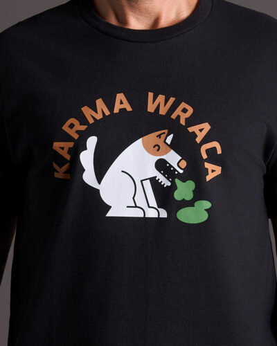 Czarna koszulka z napisem Karma Wraca z autorską grafiką przedstawiającą słodkiego psa zwracającego swój pokarm czy też mówiąc wprost - rzygającego.