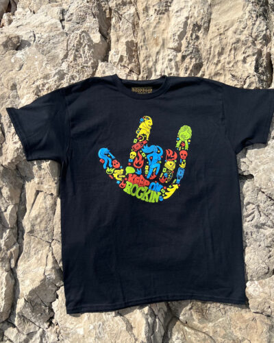 Czarna koszulka z napisem Keep On Rockin z grafiką przedstawiającą rękę w geście heavy metalowego fana.