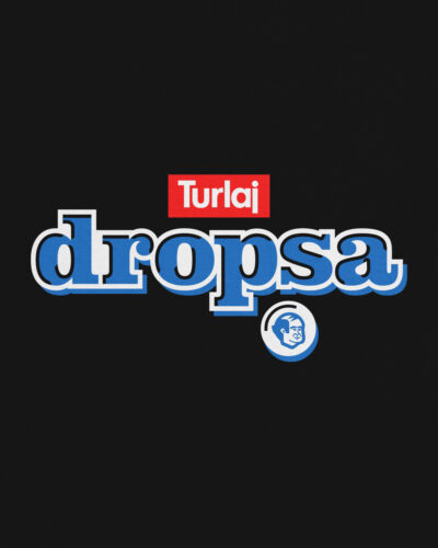 Czarna koszulka marki Dziedzic Pruski z humorystycznym hasłem nadrukowanym z przodu TURLAJ DROPSA inspirowanym popularnymi cukierkami miętowymi Mentos.