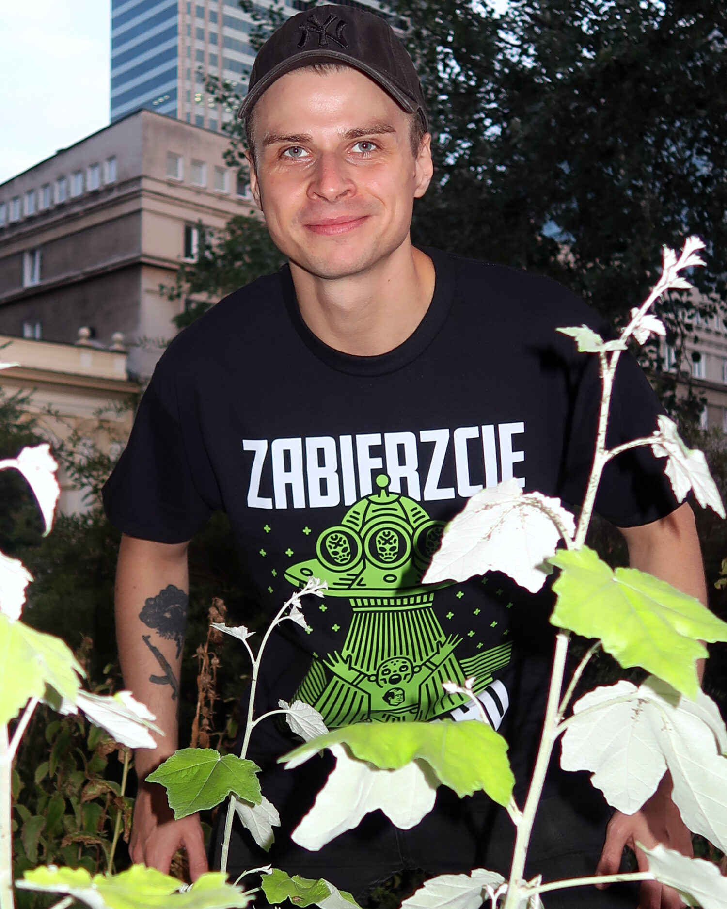Czarna koszulka marki Dziedzic Pruski z humorystycznym hasłem nadrukowanym z przodu ZABIERZCIE MNIE STĄD.