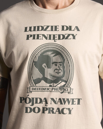 Jasnobeżowa koszulka w kolorze piaskowego beżu marki Dziedzic Pruski z charakterystyczną grafiką przedstawiającą wizerunek głowy Dziedzica Pruskiego narysowany w stylu banknotu studolarowego. Autorska grafika przedstawia ciekawie zakomponowany napis wykonany specjalną czcionką o treści LUDZIE DLA PIENIĘDZY PÓJDĄ NAWET DO PRACY wyśmiewający konsumpcjonistyczny styl życia oraz pogoń za pieniądzem.