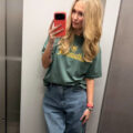 Krótka damska koszulka w kolorze ciemnej oliwki khaki z szerokimi rękawkami marki Dziedzic Pruski oraz Hey Girl. Koszulka ma naniesiony wesoły i zabawny napis Jebaniutka nawiązujący graficznie do znanego napoju Jegermeister.
