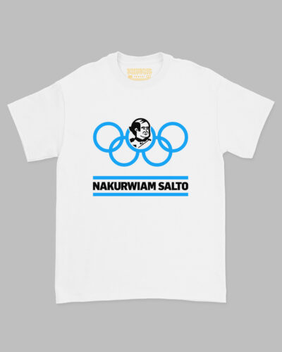 Biała koszulka marki Dziedzic Pruski z autorskim projektem napisu NAKURWIAM SALTO kojarzącym się z emblematem olimpijskim.