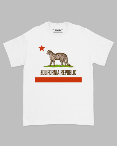 Biała koszulka z kolekcji Warszawski Dziedzic marki Dziedzic Pruski z hasłem Żolifornia Republic i grafiką parodiującą flagę Kalifornii.