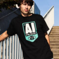 Czarna koszulka marki Dziedzic Pruski wyrażająca niechęć do sztucznej inteligencji poprzez humorystyczne hasło oparte na grze słownej AIdź Pan z tym c Chuj