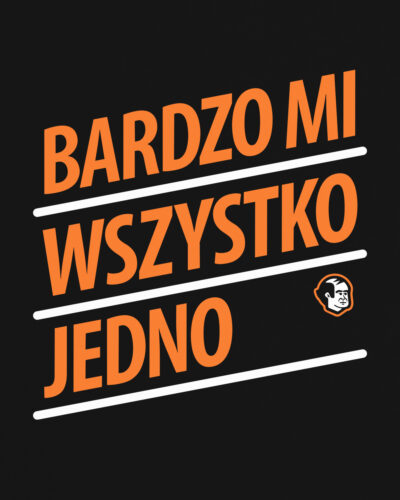 Czarna koszulka marki Dziedzic Pruski z autorskim projektem napisu BARDZO MI WSZYSTKO JEDNO.