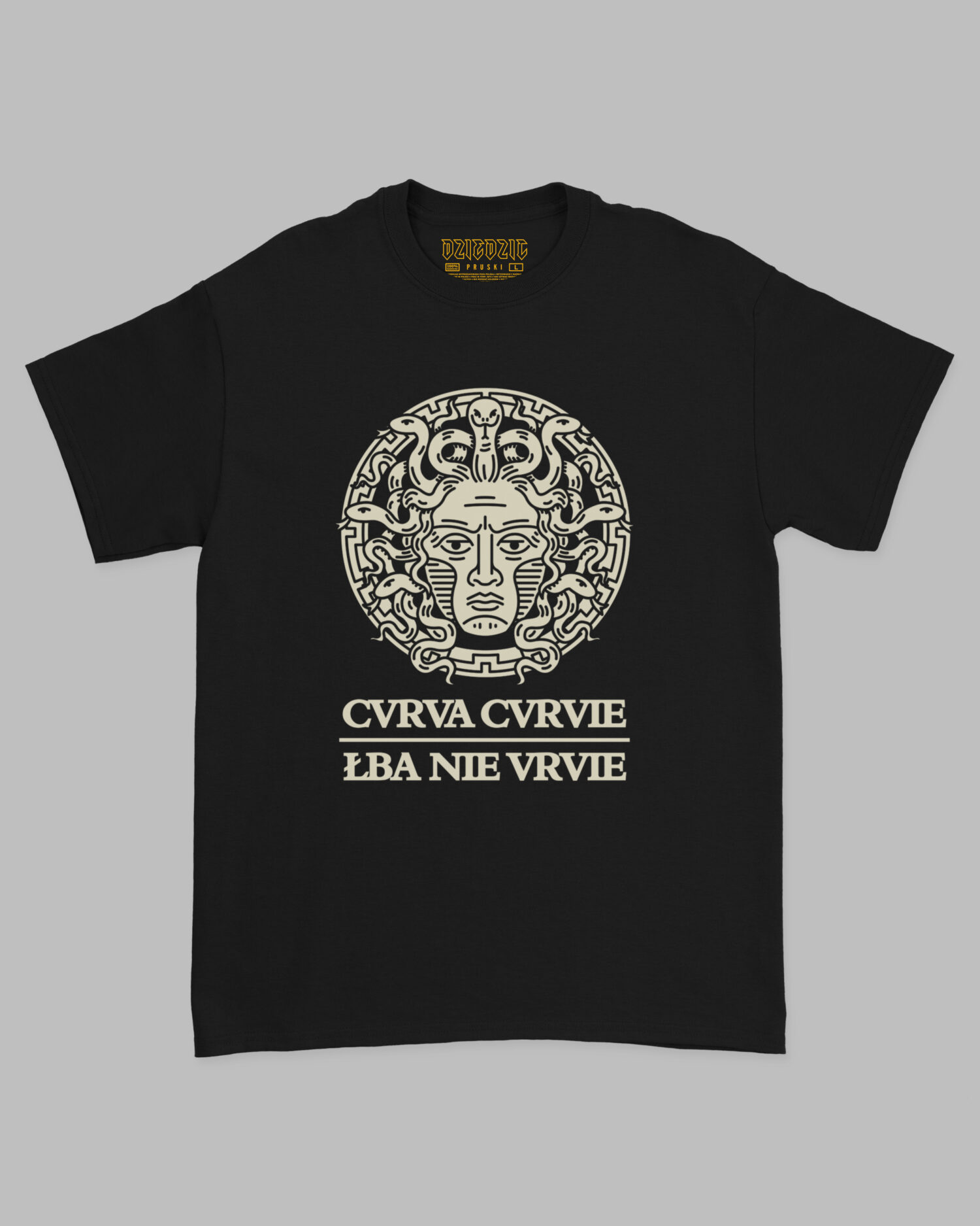 Czarna koszulka marki Dziedzic Pruski Cvrva Cvrvie Łba Nie Vrvie nawiązująca do wulgarnego przysłowia zilustrowanego motywem mitologicznym Meduzy, której Perseusz uciął głowę