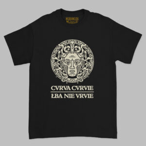 Czarna koszulka marki Dziedzic Pruski Cvrva Cvrvie Łba Nie Vrvie nawiązująca do wulgarnego przysłowia zilustrowanego motywem mitologicznym Meduzy, której Perseusz uciął głowę