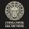 Czarna koszulka marki Dziedzic Pruski Cvrva Cvrvie Łba Nie Vrvie nawiązująca do wulgarnego przysłowia zilustrowanego motywem mitologicznym Meduzy, której Perseusz uciął głowę