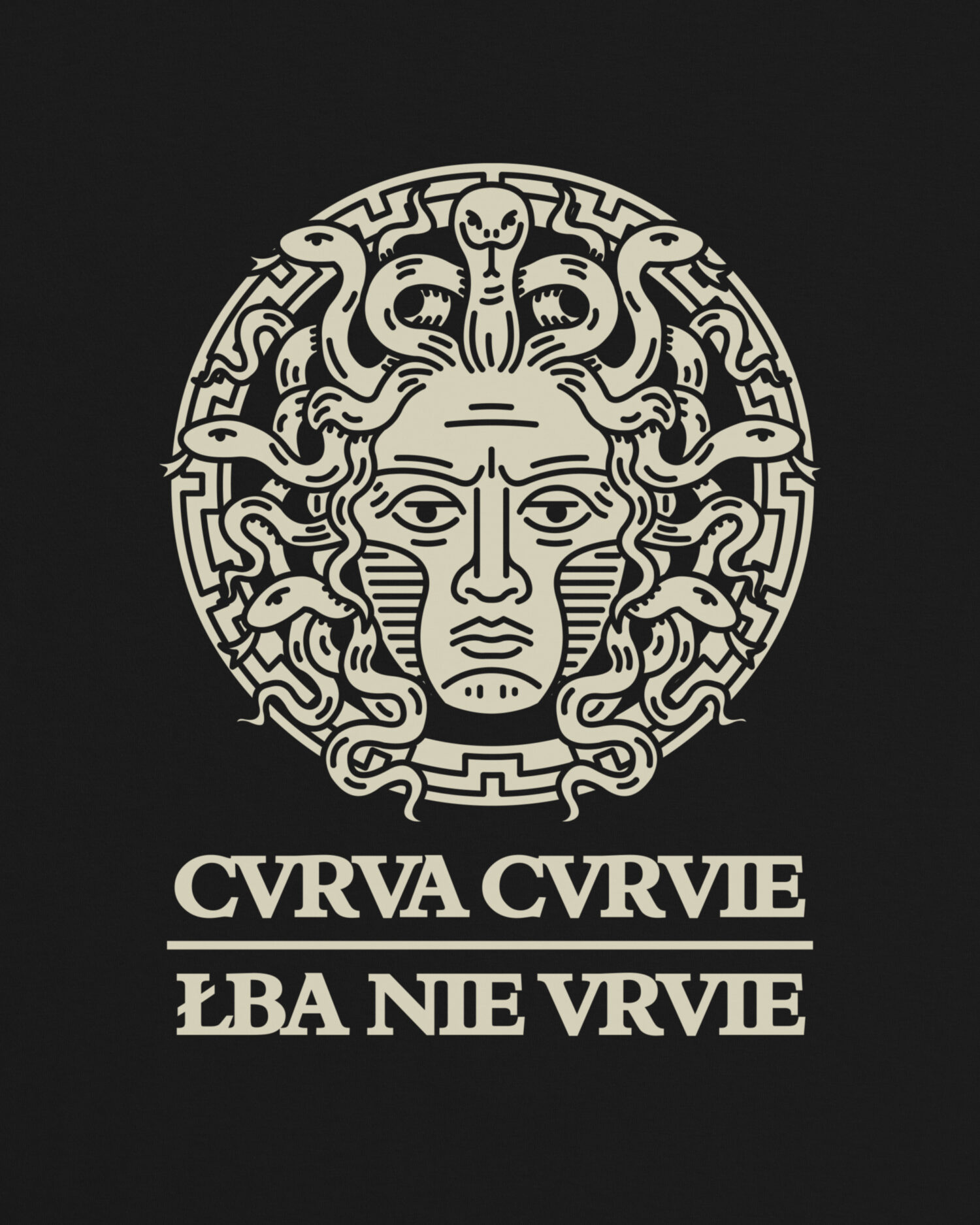 Czarna koszulka marki Dziedzic Pruski Cvrva Cvrvie Łba Nie Vrvie nawiązująca do wulgarnego przysłowia zilustrowanego motywem mitologicznym Meduzy, której Perseusz uciął głowę