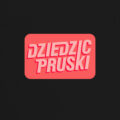 Kupujemy Koszulki Czarna koszulka marki Dziedzic Pruski Kupujemy koszulki, których nie potrzebujemy, za pieniądze, których nie mamy, żeby wkurzyć ludzi, których nie lubimi dowcipnie nawiązująca do cytatu Kupujemy rzeczy, których nie potrzebujemy, za pieniądze, których nie mamy, żeby zaimponować ludziom, których nie lubimy.