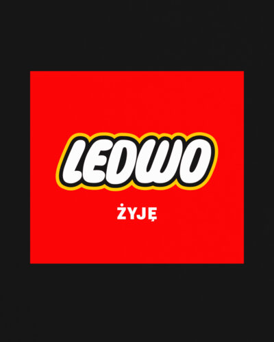 Czarna koszulka marki Dziedzic Pruski z zabawną grafiką przedstawiającą napis LEDWO ŻYJĘ stylizowany na nazwę klocków Lego.