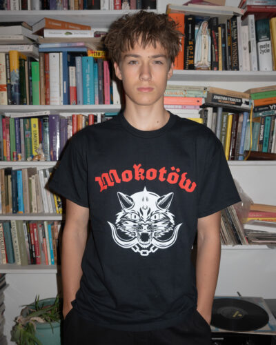 Czarna koszulka marki Dziedzic Pruski dla mieszkańców warszawskiej dzielnicy Mokotów z autorskim projektem napisu MOKOTÓW kojarzącym się z logotypem znanego zespołu heavy metal MOTORHEAD.