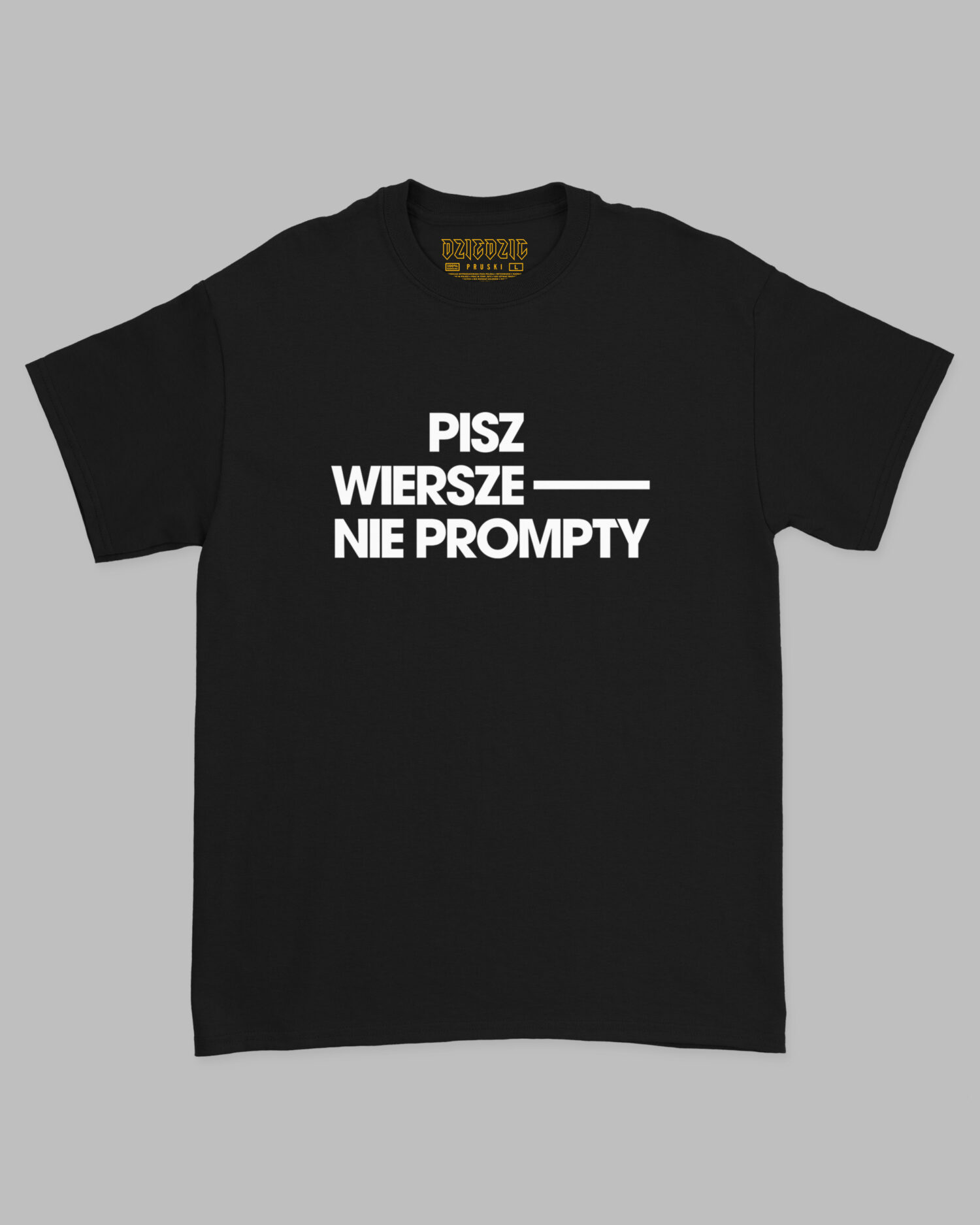Czarna bawełniana koszulka marki Dziedzic Pruski z zabawnym autorskim projektem nadruku PISZ WIERSZE NIE PROMPTY.