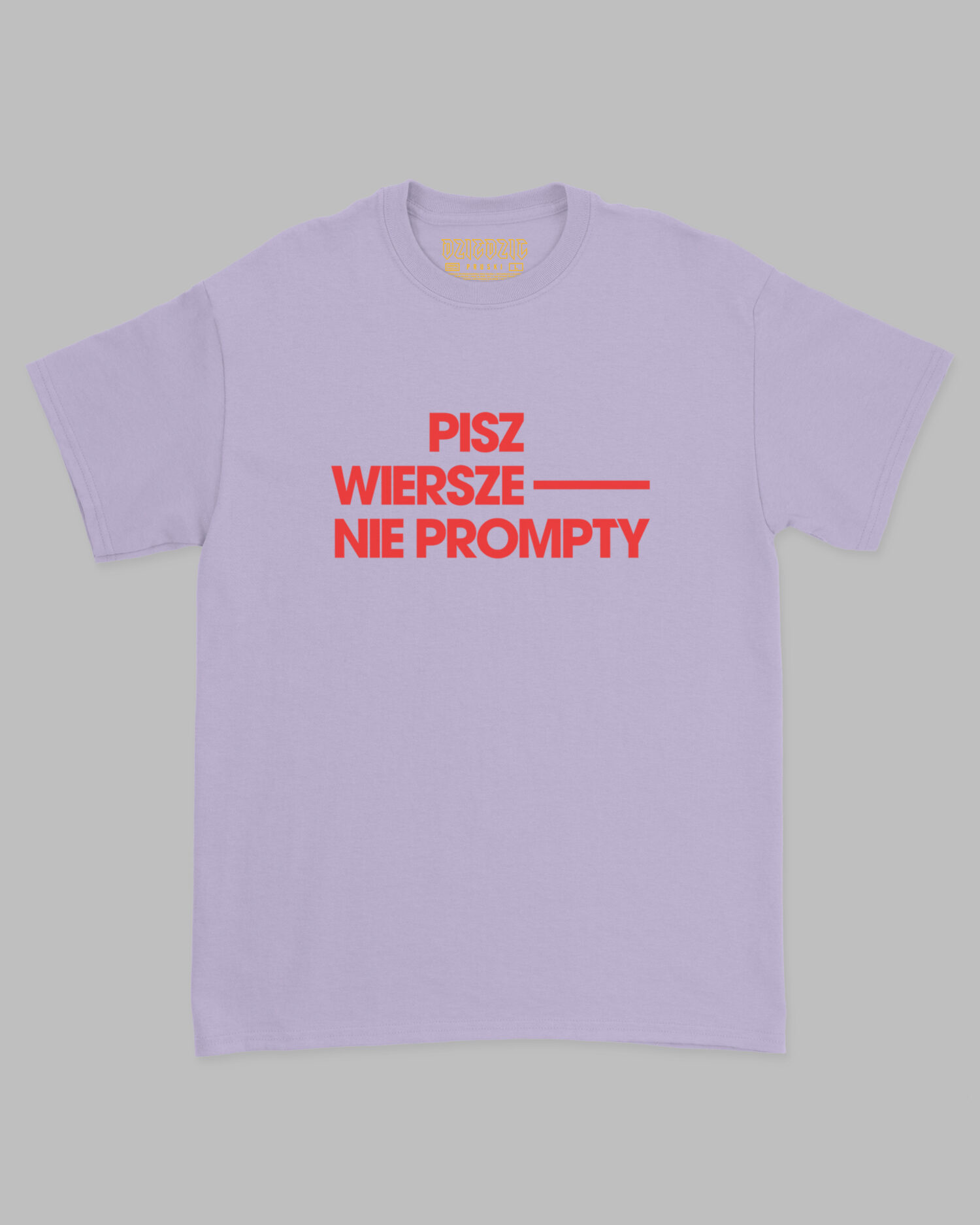 Jasnofioletowa bawełniana koszulka marki Dziedzic Pruski z zabawnym autorskim projektem nadruku PISZ WIERSZE - NIE PROMPTY.