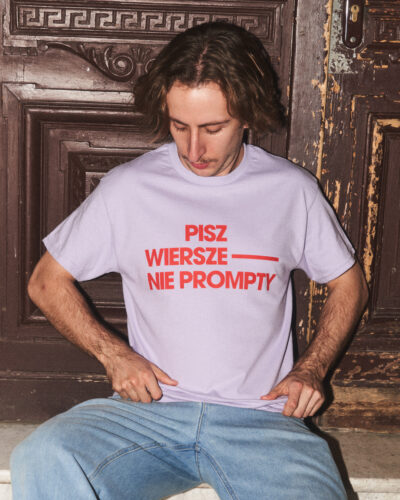 Jasnofioletowa bawełniana koszulka marki Dziedzic Pruski z zabawnym autorskim projektem nadruku PISZ WIERSZE - NIE PROMPTY.