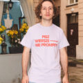 Jasnofioletowa bawełniana koszulka marki Dziedzic Pruski z zabawnym autorskim projektem nadruku PISZ WIERSZE - NIE PROMPTY.