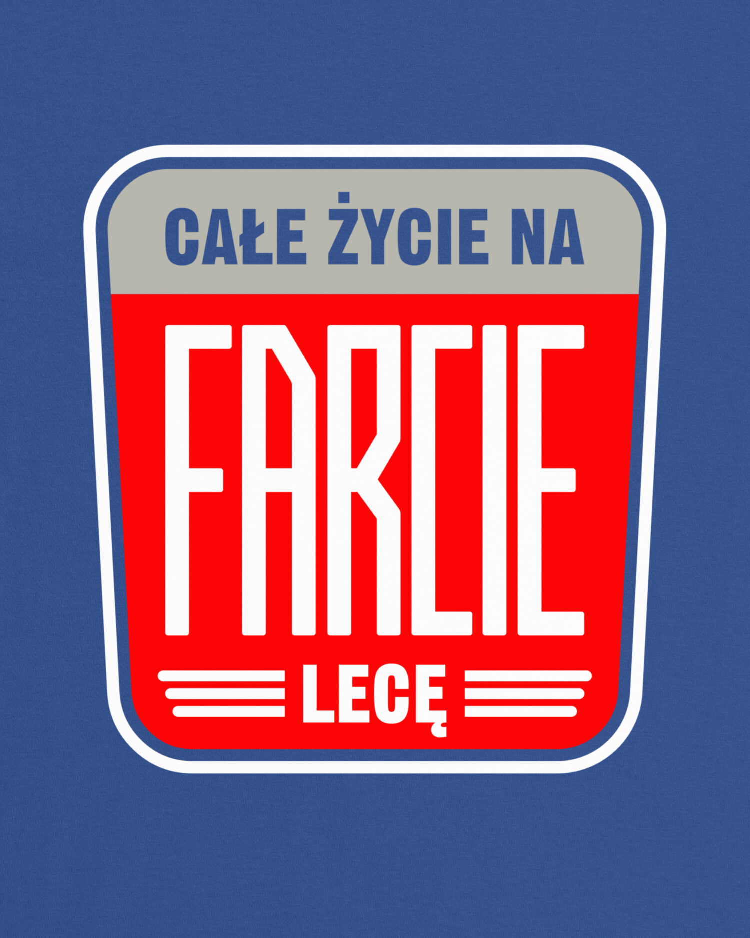 Całe Życie Na Farcie Lecę Niebieska bawełniana koszulka marki Dziedzic Pruski z autorskim projektem nadruku nawiązującym do klasycznego logo marki samochodów Fiat. Dodatkowo zaprojektowany graficznie napis CAŁE ŻYCIE NA FARCIE LECĘ.