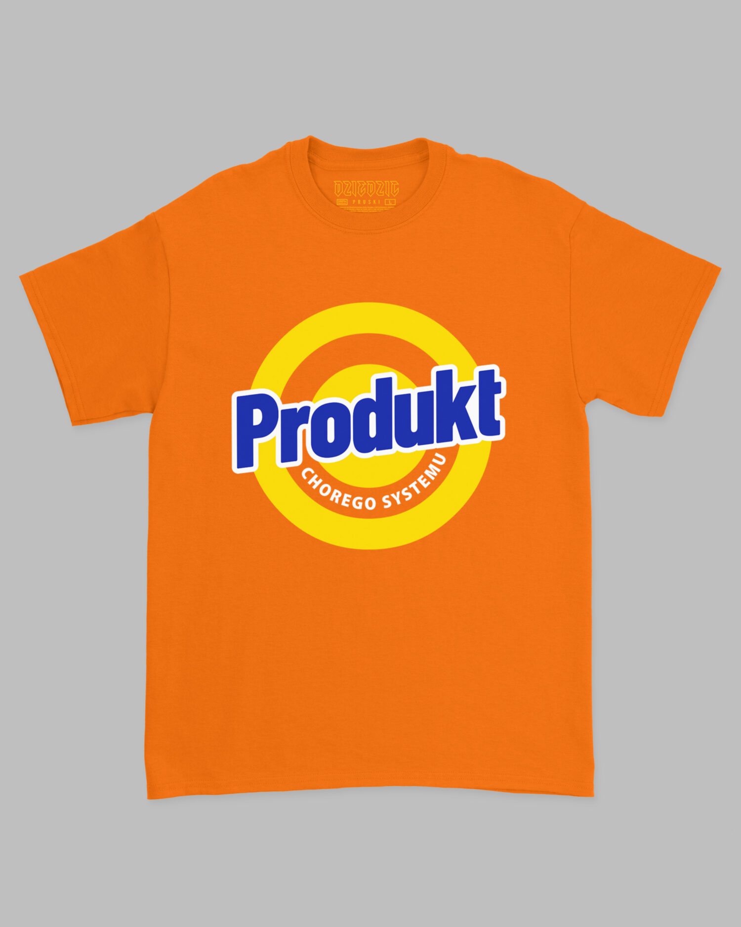 Jaskrawo pomarańczowa koszulka marki Dziedzic Pruski z hasłem Produkt Chorego Systemu.